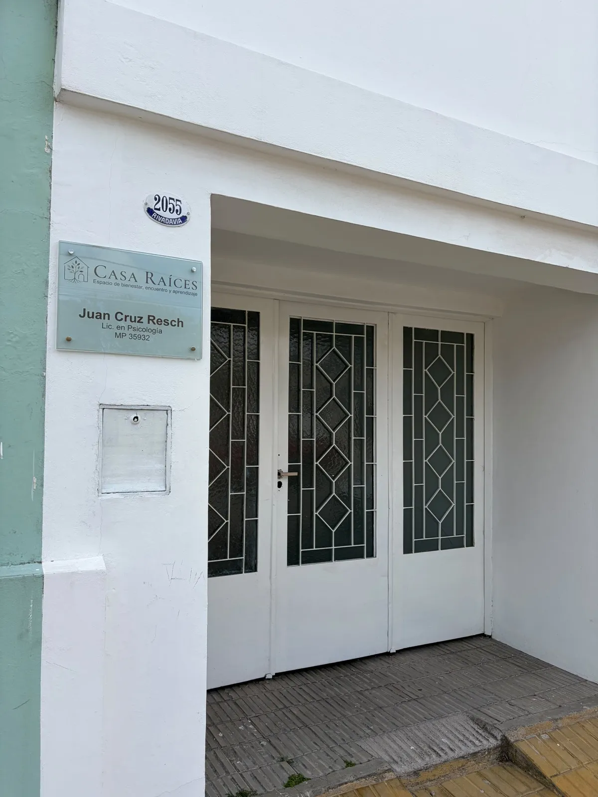 Entrada del consultorio en Casa Raíces, Rivadavia 2055, Olavarría