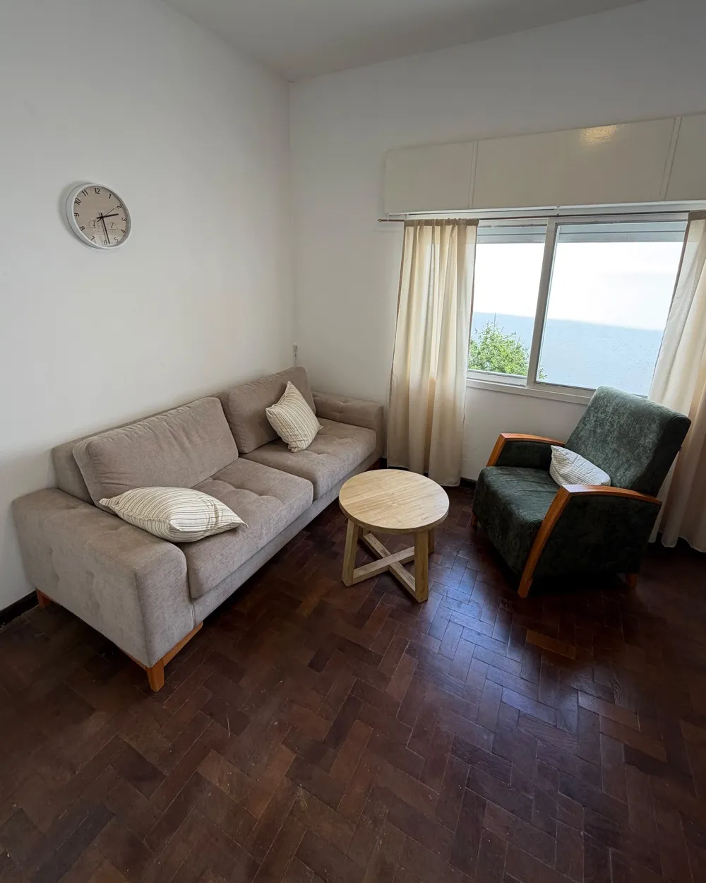 El consultorio en Rivadavia 2055, Olavarría: sofá, sillón y luz natural