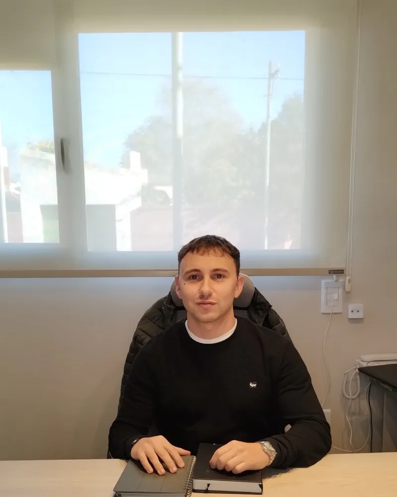 Lic. Juan Cruz Resch en su consultorio en Olavarría