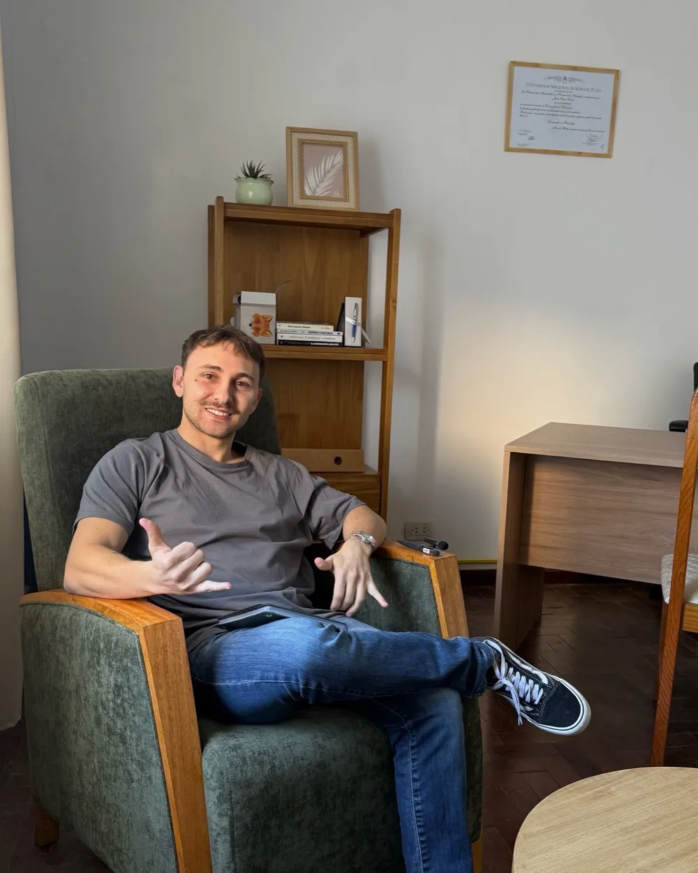 Lic. Juan Cruz Resch en su consultorio de Rivadavia 2055, Olavarría
